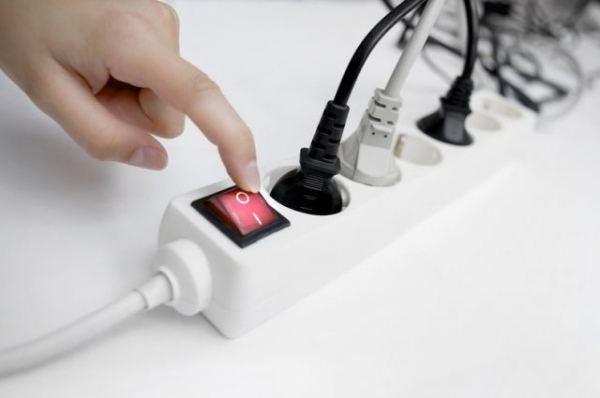 Нужно ли выключать электроприборы из розетки? Нужно ли выключать электроприборы из розетки?