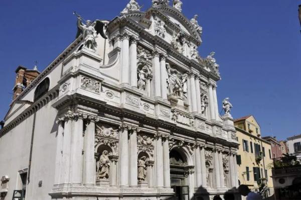 Общие черты стиля барокко в европейской и русской архитектуре Общие черты стиля барокко в европейской и русской архитектуре