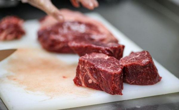 Россиянам объяснили, почему нельзя размораживать мясо в воде