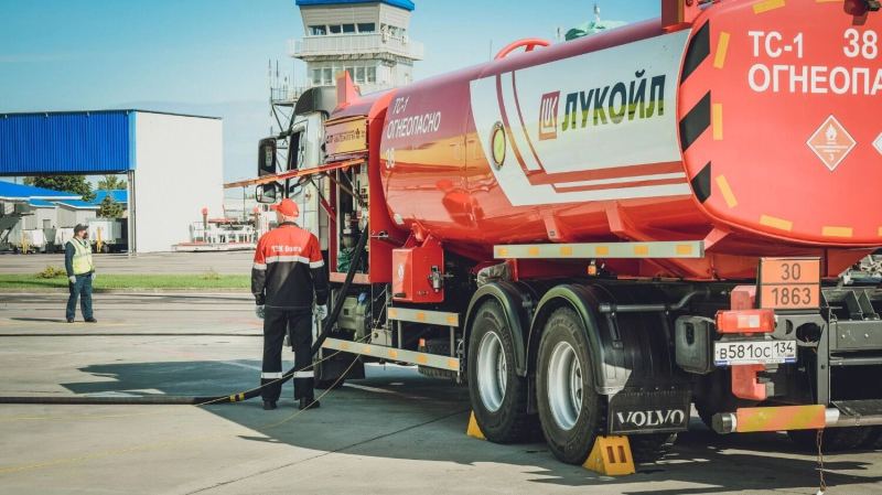 Бензина нет, а там, где есть — цены бьют рекорды. НПЗ ушли на ремонт. Что происходит?