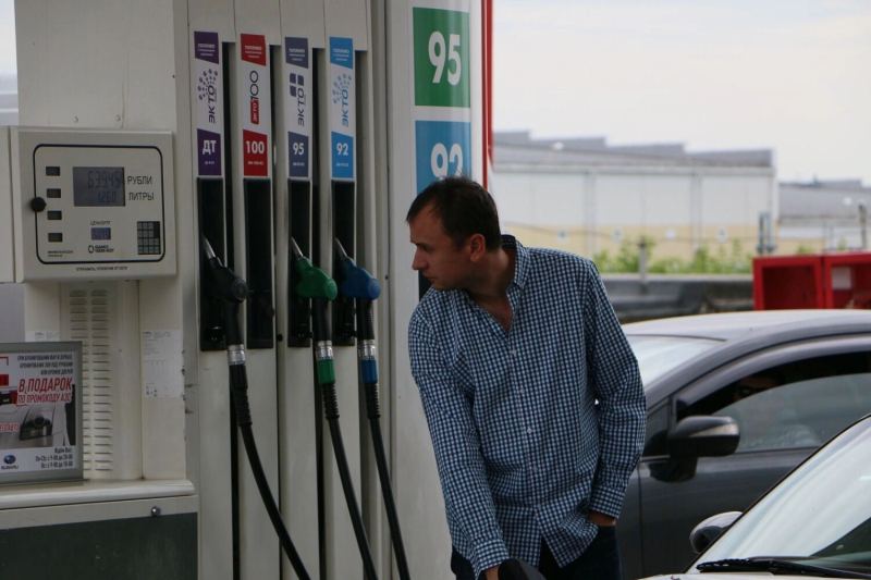 Бензина нет, а там, где есть — цены бьют рекорды. НПЗ ушли на ремонт. Что происходит?