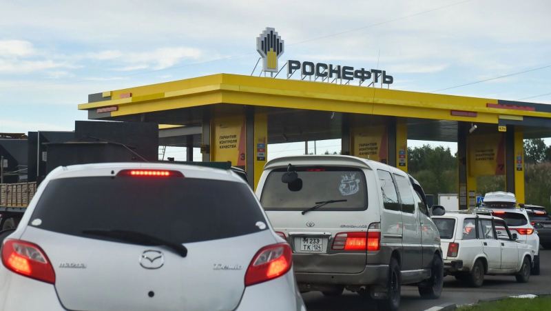 Бензина нет, а там, где есть — цены бьют рекорды. НПЗ ушли на ремонт. Что происходит?