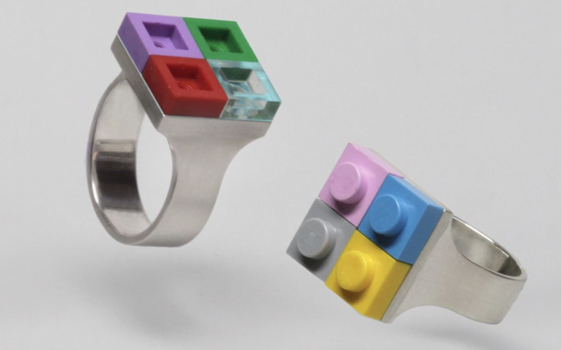 Studio GOGO представила кольца, которые можно кастомизировать кубиками Lego