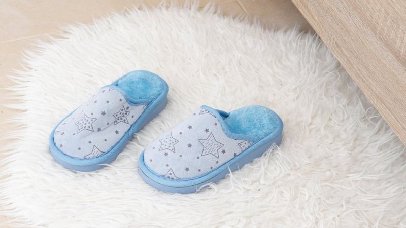 Домашние женские тапочки на коврике 