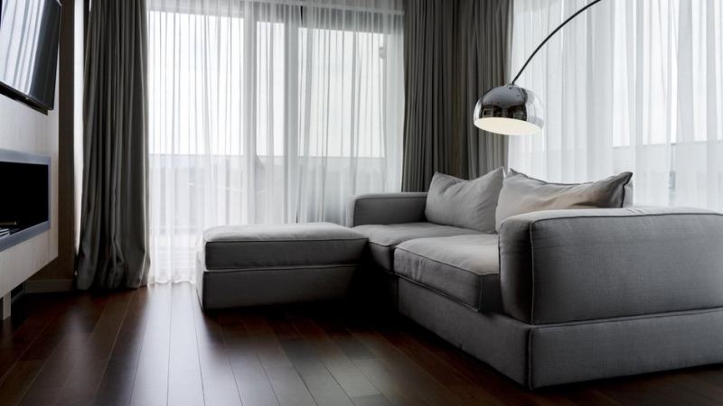 Диван выбрали исходя из стиля мебели в гостиной