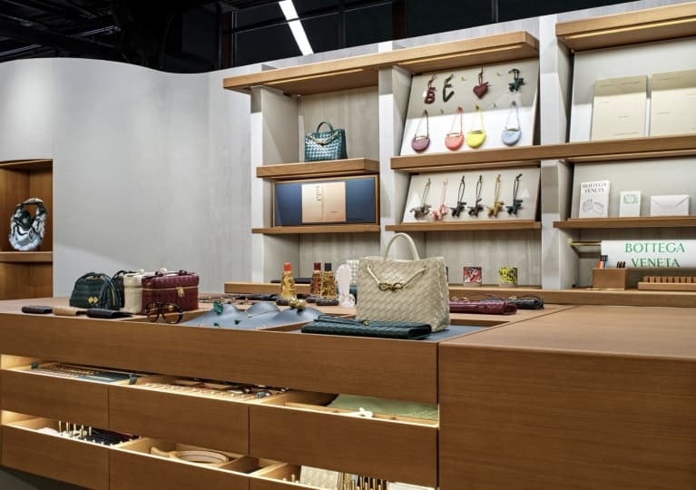 Bottega Veneta открыла модернистский поп-ап в универмаге Harrods