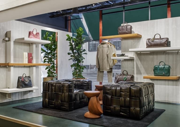 Bottega Veneta открыла модернистский поп-ап в универмаге Harrods