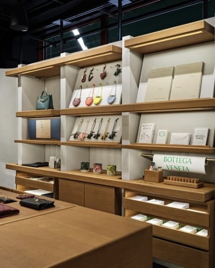 Bottega Veneta открыла модернистский поп-ап в универмаге Harrods