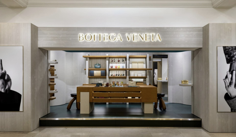 Bottega Veneta открыла модернистский поп-ап в универмаге Harrods