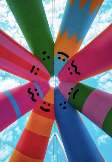 Craig & Karl украсили пешеходные мосты в Брисбене надувными скульптурами