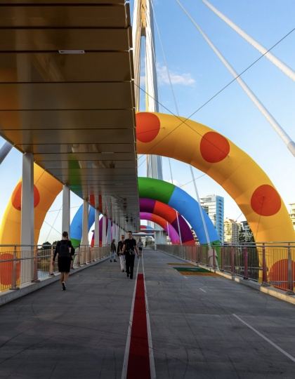 Craig & Karl украсили пешеходные мосты в Брисбене надувными скульптурами