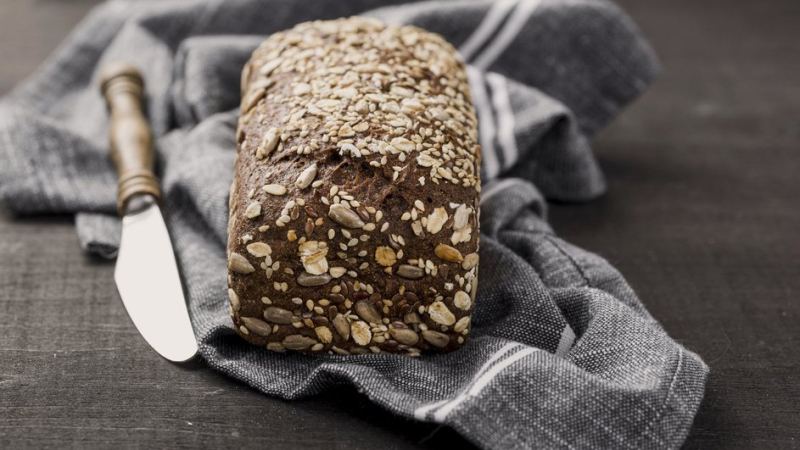 Буханка хлеба на полотенце