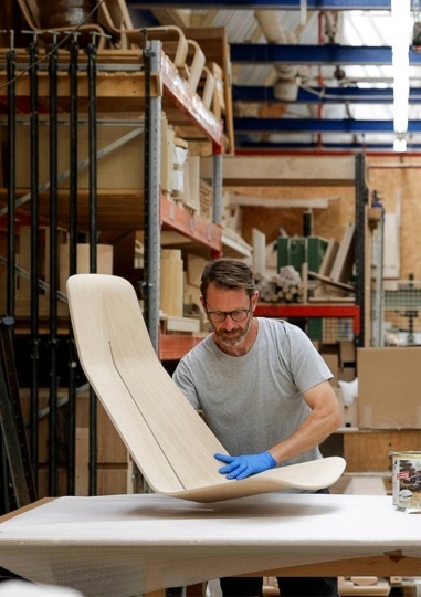 Foster + Partners и Isokon показали коллекцию мебели из фанеры