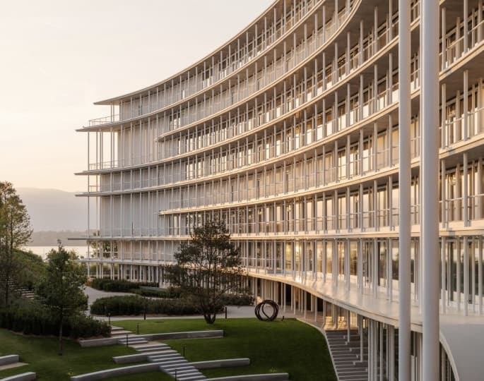 Herzog & de Meuron построили штаб-квартиру банка у Женевского озера