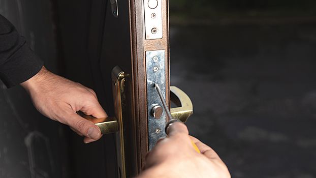 Как поменять дверной замок своими руками: полное руководство