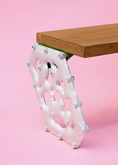 Лондонские дизайнеры вместе со школьниками разработали уличную скамью