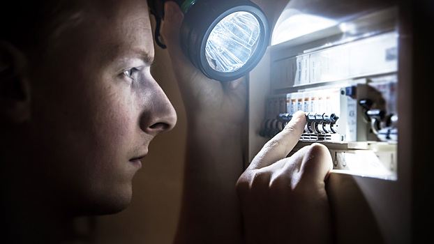 Может стоить жизни и квартиры: 5 признаков опасного износа проводки