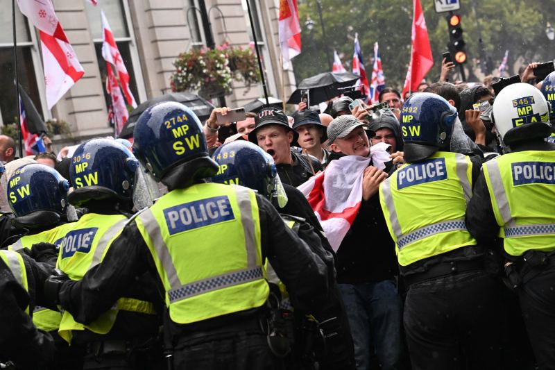 На фоне убийства Чарли Кирка: что стоит за масштабными протестами в Лондоне