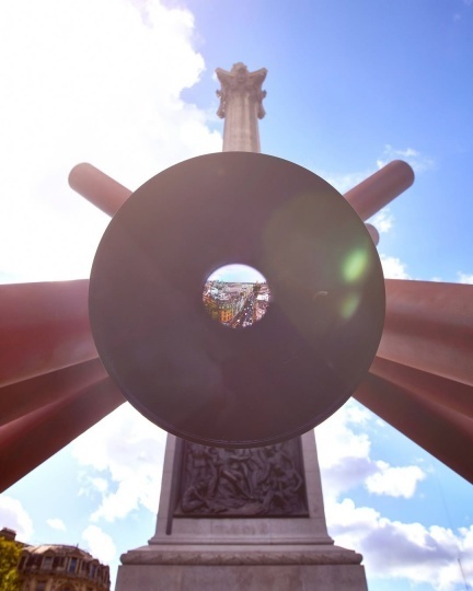 На Трафальгарской площади появилась интерактивная инсталляция Пола Кокседжа