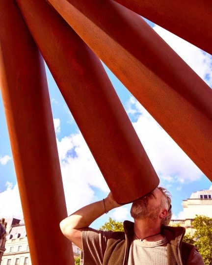 На Трафальгарской площади появилась интерактивная инсталляция Пола Кокседжа