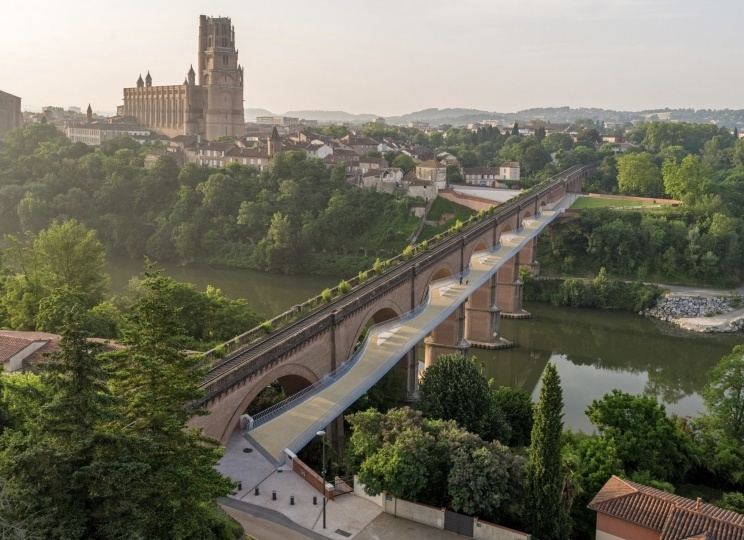 Ney and Partners построили пешеходный мост у старинного виадука во Франции