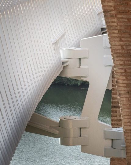 Ney and Partners построили пешеходный мост у старинного виадука во Франции