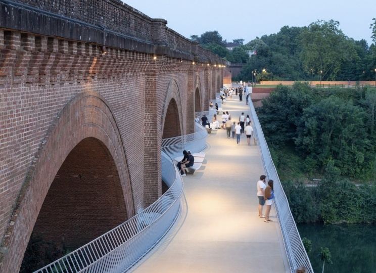 Ney and Partners построили пешеходный мост у старинного виадука во Франции