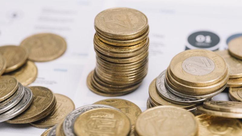 На столе разложены монеты для привлечения материального благополучия