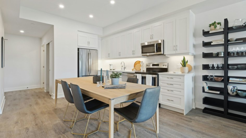 Обеденный стол и стулья стоят на ковре в кухне