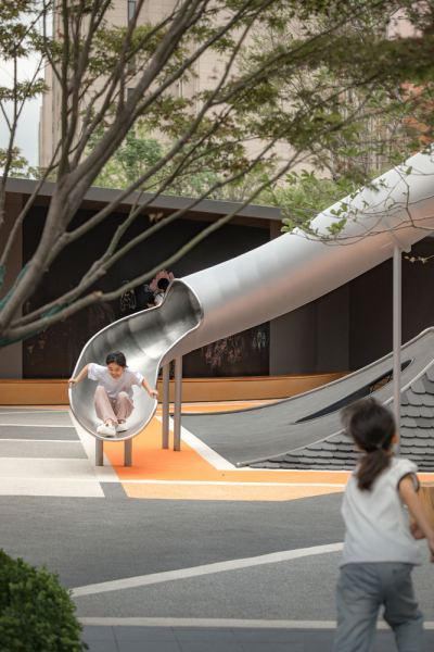 Традиционное детское пространство под фонарём Кунмин, Китай