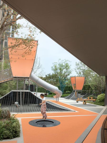 Традиционное детское пространство под фонарём Кунмин, Китай