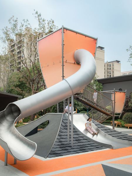 Традиционное детское пространство под фонарём Кунмин, Китай