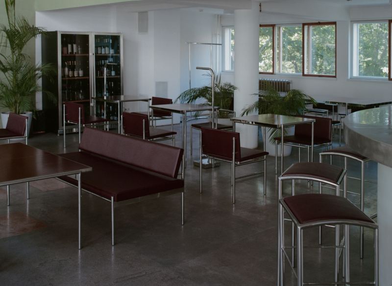 В кафе Дома Наркомфина появилась новая мебель