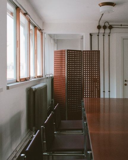 В кафе Дома Наркомфина появилась новая мебель