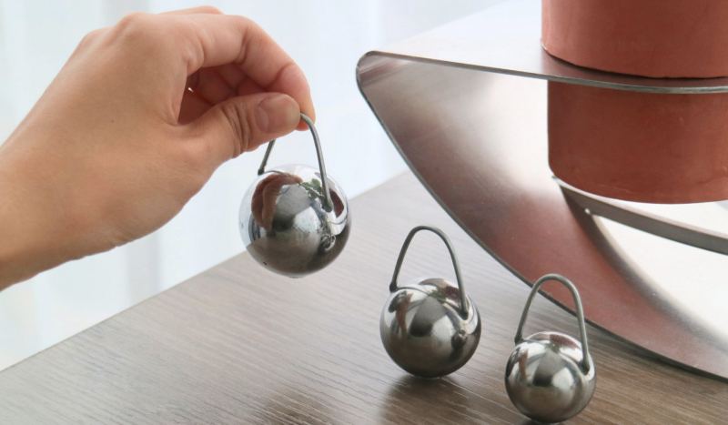 Выпускница Central Saint Martins придумала качающуюся подставку для растений