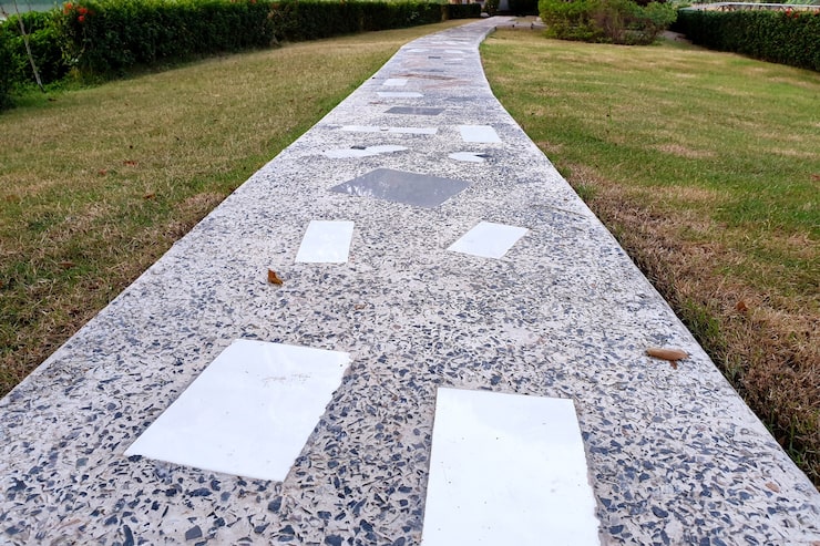 Порядок монтажа опалубки и заливки бетона для дорожки