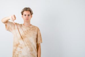 Чем убрать желтые пятна от пота под мышками с белой футболки